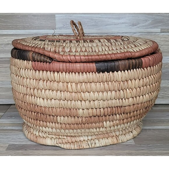 Hand Woven Grass Raffia Basket with‎ Lid Primitive Decorative Multi Color